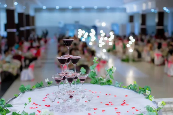 シャンパングラスピラミッド 結婚式のレセプションパーティーでワイン シャンパン シャンパンのガラスの塔のピラミッド — ストック写真
