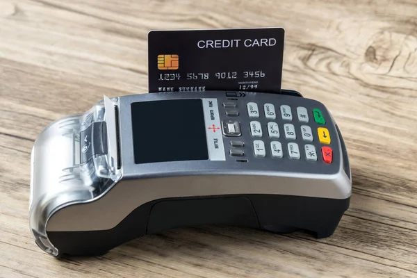 信用卡刷卡机付款 信用卡刷过终端 在自助餐厅付款 刷卡机信用卡代码 — 图库照片