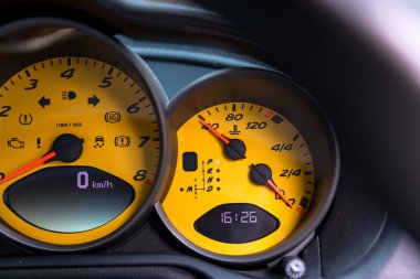 Araç torpido gözünde düşük seviye yakıt uyarı ışığı.