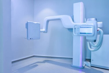 Modern hastanede röntgen cihazları var. Modern X-ray makinesi ve hastanede Axial Tomografi taraması. Hastanenin ameliyat odasındaki röntgen odası. Klasik tavana monte edilmiş röntgen cihazı.