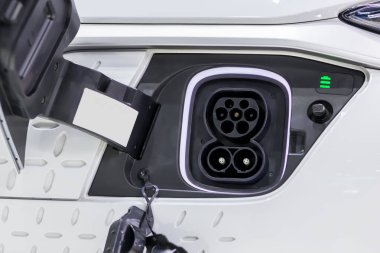 Elektrikli bir arabanın şarj portu, elektrikli arabanın şarj edilen limanı. Elektronik araba şarjı, halka açık bir şekilde kurulur. EV şarj aleti ya da elektronik araç şarj cihazı.