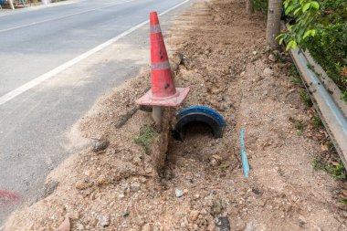 Yeraltında yeni su boruları olan bir inşaat alanı. Sokak kentinde tamir edilecek ya da restore edilecek kanalizasyon boruları