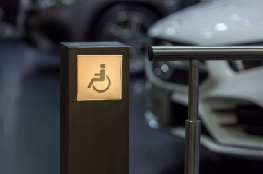 Işıklandırma engelli yolu. Işık altında engelli insanların ışık panolarını yakmak parıldıyor. Tekerlekli sandalye sembolü engelliler için engelli işareti.