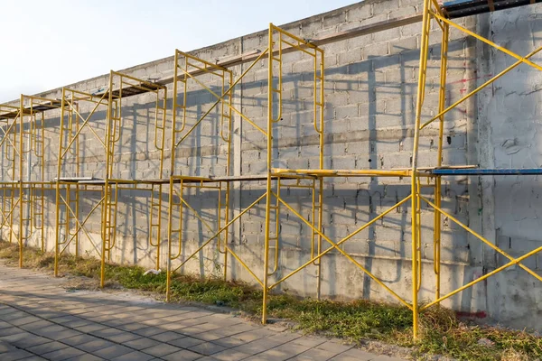 Umfangreiche Gerüste Bieten Plattformen Für Die Laufenden Arbeiten Einem Neuen — Stockfoto