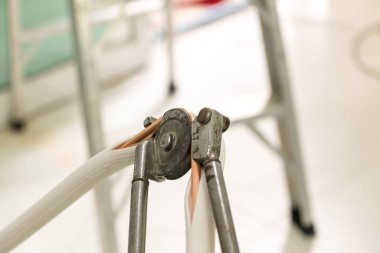 İnsan eli, boru bükücüyle bakır boruları büker. Klima teknisyenlerinin elleri borularla bakır boruları büker. Site 'deki fabrika işçisinin elindeki boru bükücü aleti. Fitter bir boruyu büküyor..