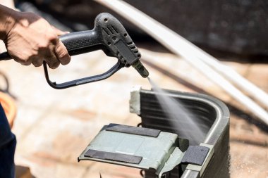 Klimayı temizliyorum. Klimayı temizlemek için su sıkıyorum. Yüksek Basınç Pompalı Klima Temizleme.