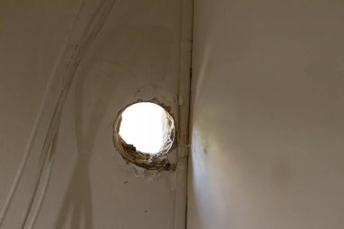 Kazı sonucu oluşan beton duvardaki delikler. Arka plan olarak beyaz beton duvarda bir delik. Duvardaki delik..