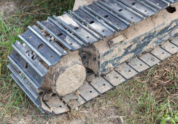 Kazı Araçlarının Izleri Yoldaki Traktörün Buldozerinin Eski Demir Tırtılları Buldozer — Stok fotoğraf