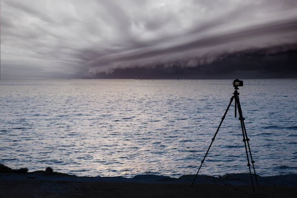 Cámara Digital Digital Profesional Dslr Trípode Fotografiando Tormenta Nublada Mar — Foto de Stock