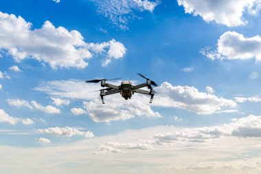 Dijital kamerayla uçan bir helikopter. Yüksek çözünürlüklü dijital kameralı İHA. Uçan kamera bir fotoğraf ve video çek. Profesyonel kameralı İHA puslu dağların fotoğraflarını çekiyor.