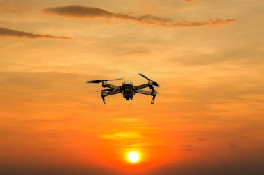 Dijital kamerayla uçan bir helikopter. Yüksek çözünürlüklü dijital kameralı İHA. Uçan kamera bir fotoğraf ve video çek. Profesyonel kameralı İHA puslu dağların fotoğraflarını çekiyor.