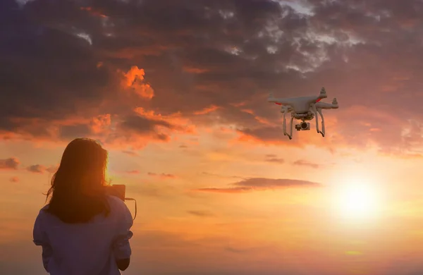 Silhouette Giovane Donna Che Utilizza Drone Tramonto Foto Video Making — Foto Stock