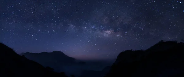 银河系在夜晚的时候图像中含有由于高Iso而产生的噪声和颗粒 图像还包含软焦点和模糊 银河系是我们的星系 — 图库照片