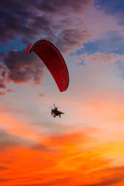 Paraşütçü Paraşütçülerin Hava Dalışı Gün Batımı Manzarası Güneş Batmış Uçan — Stok fotoğraf