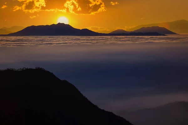 Die Morgensonne Und Der Orange Himmel Über Den Bergen Dämmerhimmel — Stockfoto