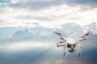 Dijital kamerayla uçan bir helikopter. Yüksek çözünürlüklü dijital kameralı İHA. Uçan kamera bir fotoğraf ve video çek. Profesyonel kameralı İHA puslu dağların fotoğraflarını çekiyor..