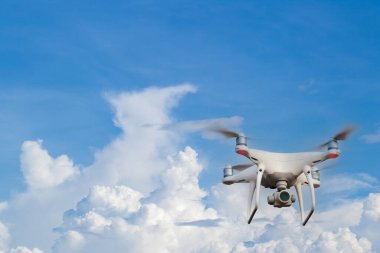 Dijital kamerayla uçan bir helikopter. Yüksek çözünürlüklü dijital kameralı İHA. Uçan kamera bir fotoğraf ve video çek. Profesyonel kameralı İHA puslu dağların fotoğraflarını çekiyor..