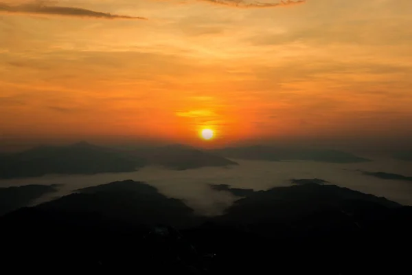 Die Morgensonne Und Der Orange Himmel Über Den Bergen Dämmerhimmel — Stockfoto