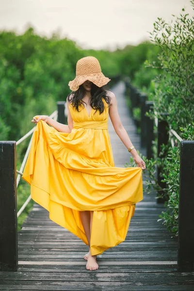 Una Mujer Con Vestido Amarillo Camina Sobre Puente Madera Estilo —  Fotos de Stock