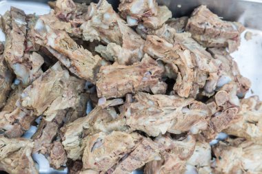 Tabağında kemik olan haşlanmış domuz eti. Kemik çorbası yapmak için domuz kemiği haşlandı. Taze domuz pirzolası sosu. Haşlanmış domuz kemiği, temiz çorba için..