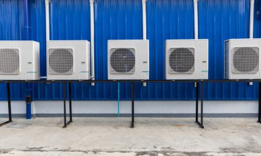 Eski binaya klima kompresörü yerleştirildi. Dışarıdaki duvar tipi klima kompresör ünitesi çeviricisi binanın dışına yerleştirilmiş. Klima kompresörü açık hava ünitesi