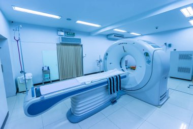 CT (bilgisayarlı tomografi) tarayıcısı hastane laboratuvarında. CT taraması tıbbi teşhis için gelişmiş bir teknoloji.