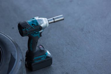 Hava anahtarı ve lastik, yedek lastiğe binmek için bekliyor..