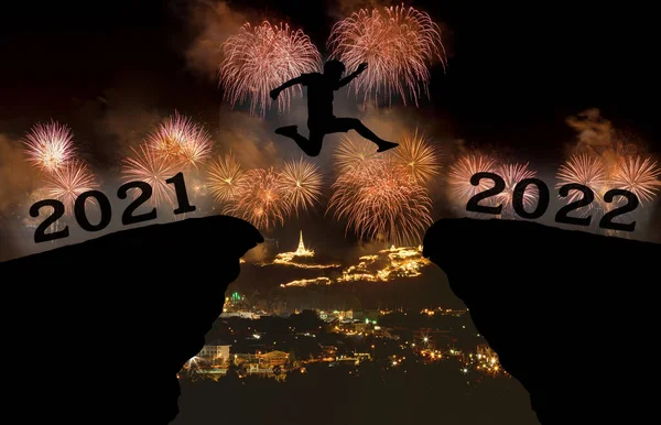 Jeune Homme Sauter Entre 2021 2022 Ans Sur Les Feux — Photo