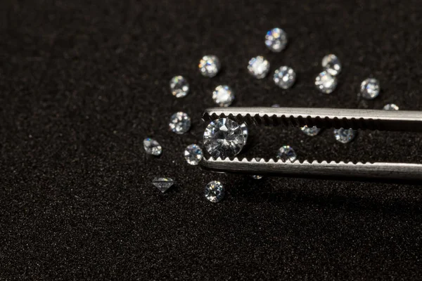 Gyémántok Értékesek Drágák Ritkák Ékszerkészítéshez Briliáns Csipeszek Által Tartott Gyémánt — Stock Fotó