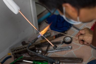 Metan gazı boru hattının bakır borularının kaynaklanması ya da koşullanma ya da su sistemi. Kaynak yapan bakır borular. Gaz Kaynakları Pirinç Boru Müteahhiti Havalandırma Tamircisi Açık havada.