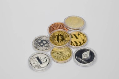 Ethereum ve Bitcoin madeni para birimleri bir araya gelir. Parlak gümüş ve altın para birimlerinin sembolü olan kripto para birimi geçmişi Bitcoin, Ethereum, Litecoin