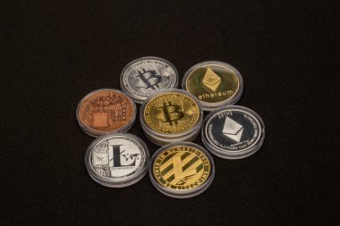 Ethereum ve Bitcoin madeni para birimleri bir araya gelir. Parlak gümüş ve altın para birimlerinin sembolü olan kripto para birimi geçmişi Bitcoin, Ethereum, Litecoin