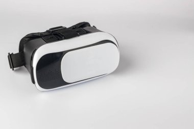 Beyaz arka planda sanal gerçeklik kaskı. sanal gerçeklik gözlüğü (vr) yarım dönük. VR sanal gerçeklik kulaklığı.