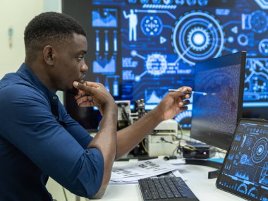 Kara Araştırmacı Kuantum Bilgisayar Deneyi Yapıyor, Bilgisayar ekranında Yapay Zeka Verilerini İzliyor, Terminal Pencerede Yazılım Kodu Çalıştırıyor. Bir Sorunu Çözen Geliştirici