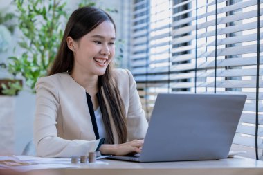 Hedeflerini ya da hedeflerini kutlamak için masandaki iş kadını. Bilgisayar, başarı veya başarı için iş yerinde mutlu çalışan ile gülümseme ve başarı