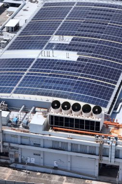 Veri merkezindeki soğutma kuleleri. Önünde yüzgeçleri olan binanın önündeki soğutma kuleleri. Endüstriyel soğutma kuleleri ya da hava soğutmalı su soğutucuları..