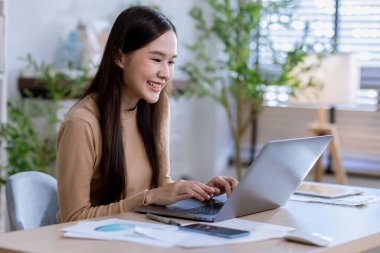 Hedeflerini ya da hedeflerini kutlamak için masandaki iş kadını. Bilgisayar, başarı veya başarı için iş yerinde mutlu çalışan ile gülümseme ve başarı