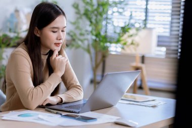 Hedeflerini ya da hedeflerini kutlamak için masandaki iş kadını. Bilgisayar, başarı veya başarı için iş yerinde mutlu çalışan ile gülümseme ve başarı