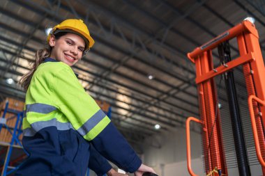 Depo işçisi depoda çalışıyor. Ustabaşı ya da işçi fabrikada çalışıyor. Bölgedeki ürünleri kontrol ediyor. Fabrika deposunda çalışan envanter işçisi.