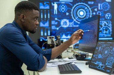 Kara Araştırmacı Kuantum Bilgisayar Deneyi Yapıyor, Bilgisayar ekranında Yapay Zeka Verilerini İzliyor, Terminal Pencerede Yazılım Kodu Çalıştırıyor. Bir Sorunu Çözen Geliştirici