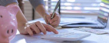 Modern ofisteki iş verilerini hesaplamak için hesap makinesi üzerinde çalışan iş kadını ya da muhasebeci. Muhasebeci kadın yatırım verilerini, mali ve vergi sistemleri kavramlarını analiz ediyor.