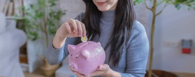 Kadın ev konseptinden çalışıyor. Muhasebe için para biriktiriyor. Tasarruf parası zenginlik kavramı, Asyalı iş kadını el yazısı yönetim bütçesi tasarruf maliyeti, nakit finans