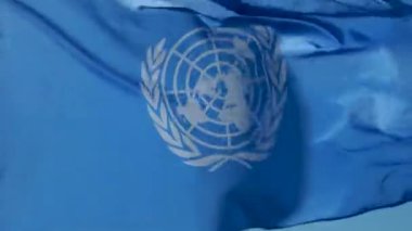 Birleşmiş Milletler bayrağı. Birleşmiş Milletler bayrağı gökyüzünde. BM sembolü.