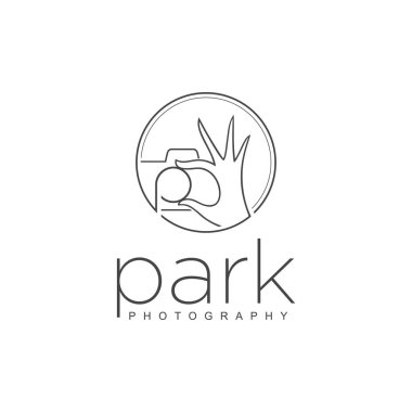 Fotoğraf makinesi logosu tutan bir el resmi.