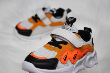 Renkli yaz çocuk botları beyazda izole edilmiştir.