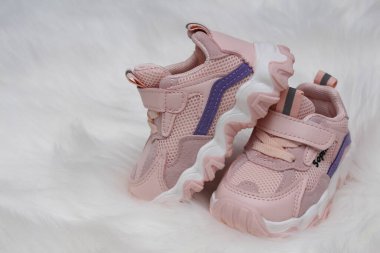 Renkli yaz çocuk botları beyazda izole edilmiştir.