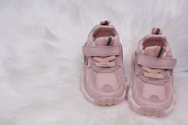 Renkli yaz çocuk botları beyazda izole edilmiştir.