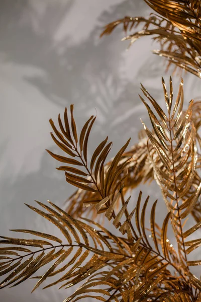 배경에 야자나무의 황금빛 뒷배경 2021 — 스톡 사진