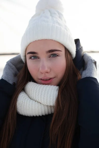 Winterportretfoto Van Jonge Vrouw Outdoor Foto Van Langharige Vrolijke Dame — Stockfoto