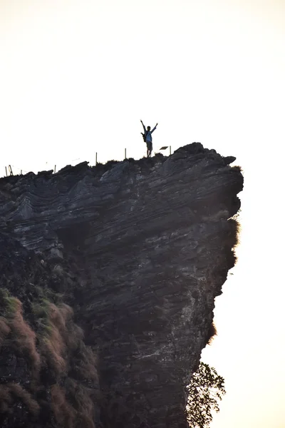 L'homme au bord de la falaise — Photo